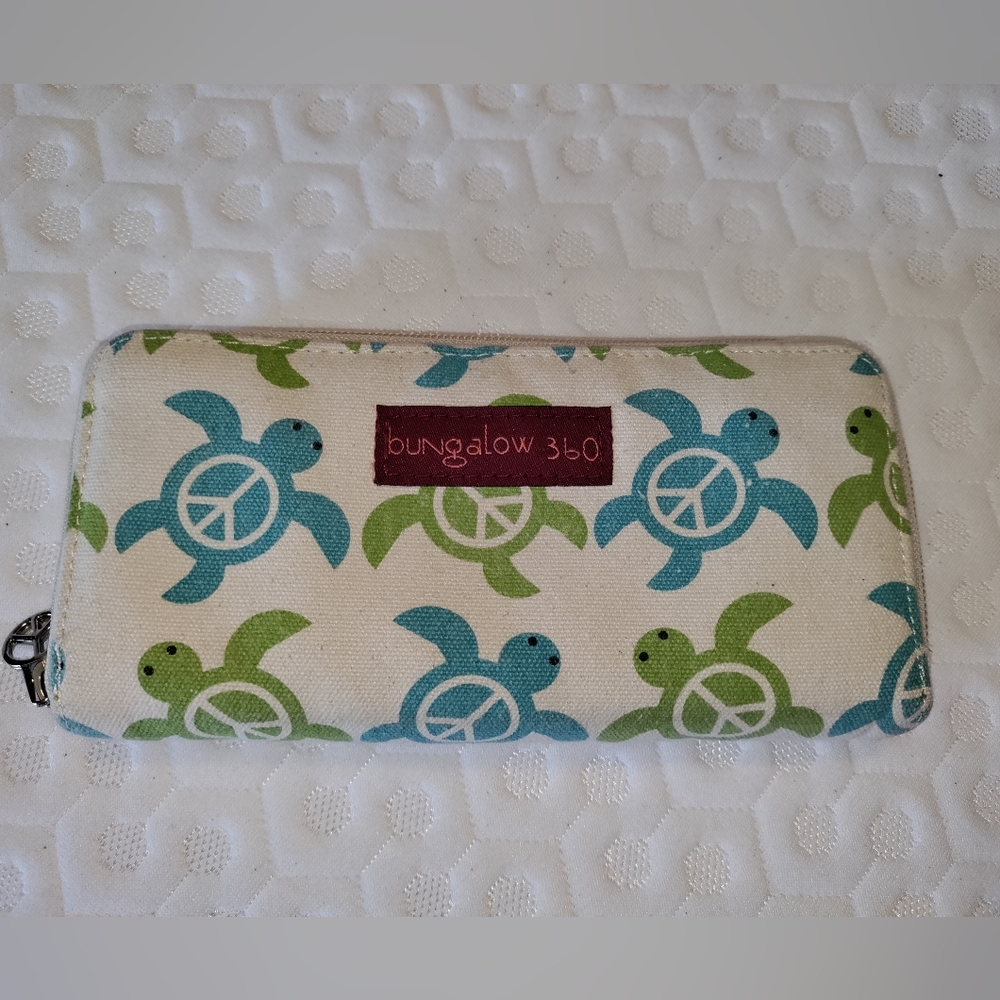 Bungalow 360 sea turtle zip wallet